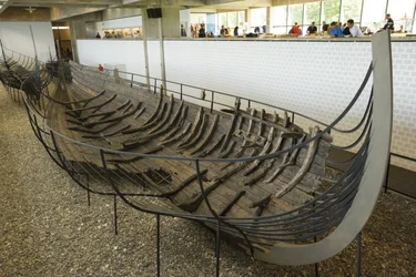 Ein erhaltenes und rekonstruiertes Langboot